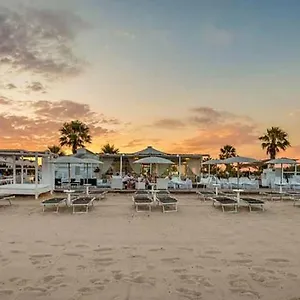 Sulla Spiaggia Al Poetto Cagliari